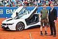 ATP-Tennis in München: BMW-Manager Peter van Binsbergen (re.) gratuliert dem lederbehosten Turniersieger Andy Murray zum Elektro-Coupé i8. Foto: BMW/dpp-AutoReporter